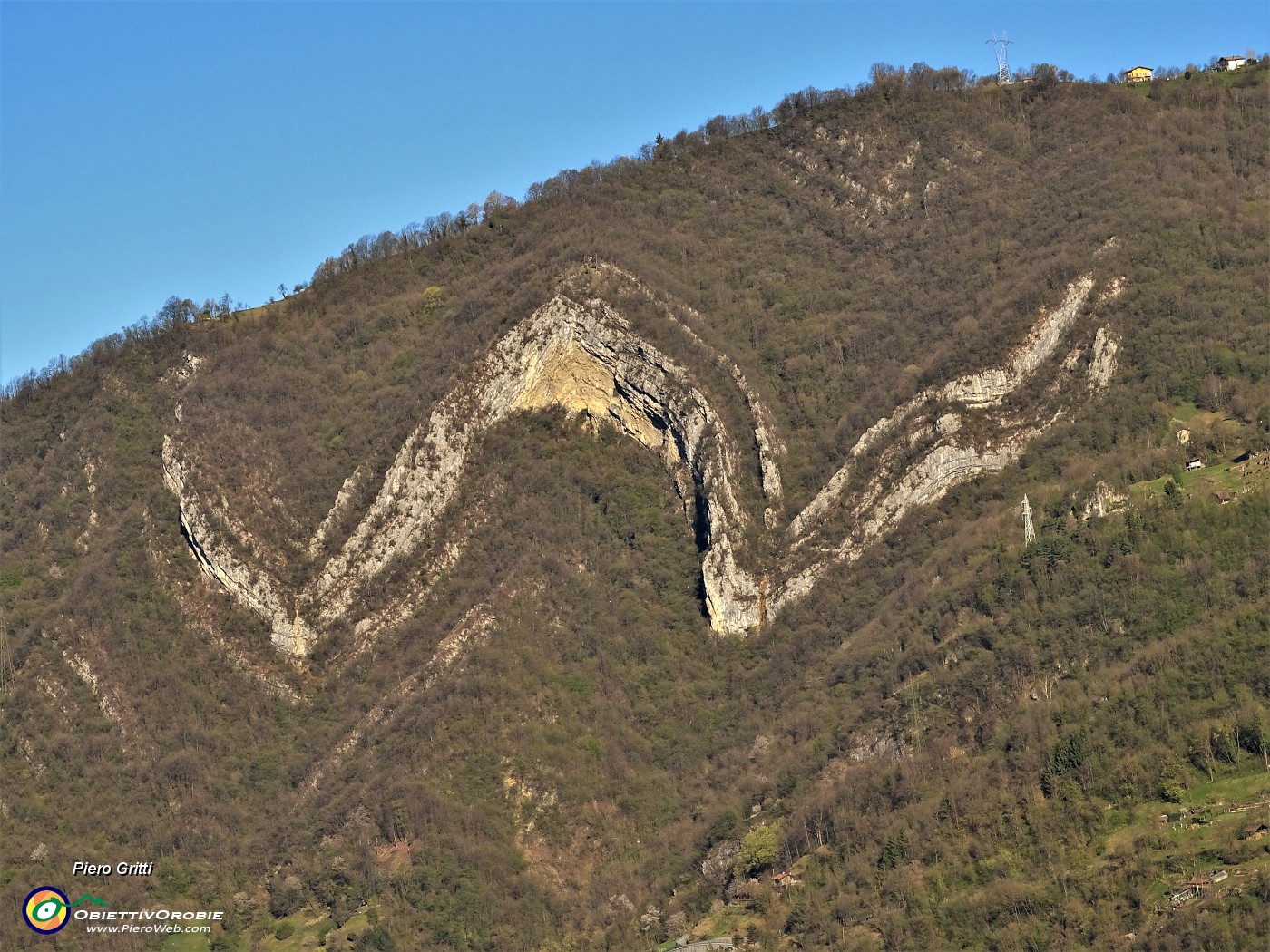 15 La Corna Rossa in bella vista baciata dal sole.JPG